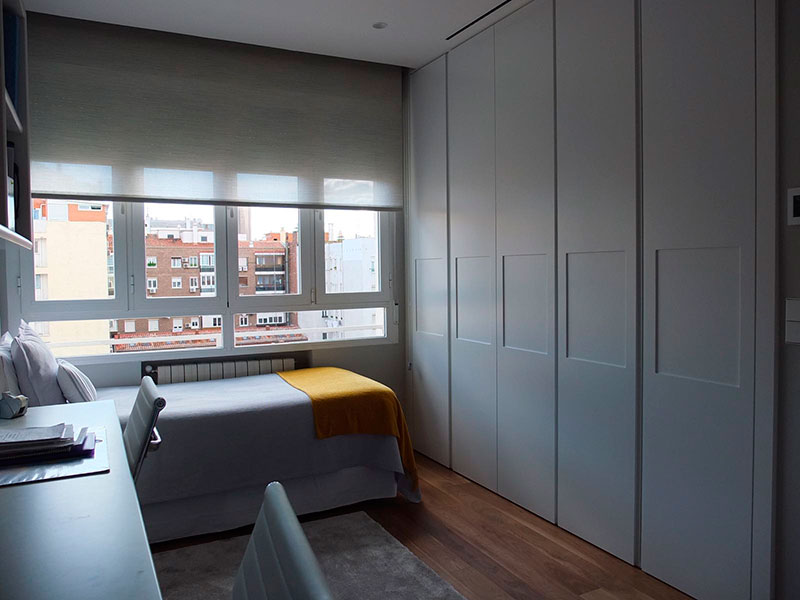 detalle de dormitorio con cama y armario