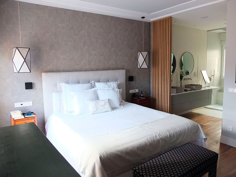 Cama de matrimonio y baño del dormitorio