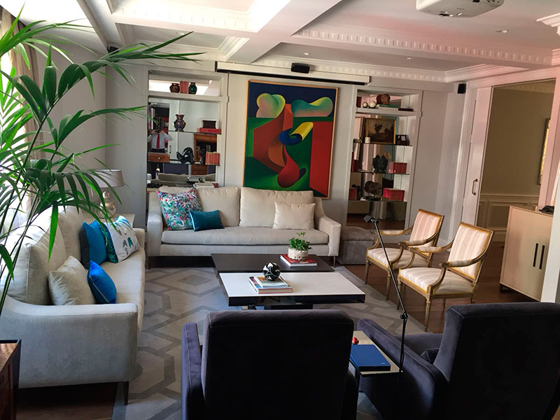 Salón principal con sofás y sillas